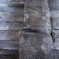 Detail oude eiken planken met originele patine, geplaatst op vloerverwarming.